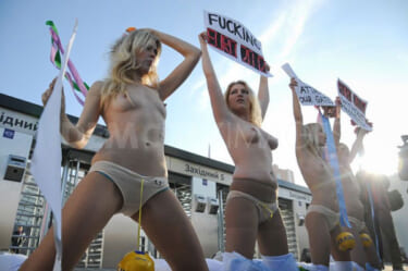 【超画像】美女大国ウクライナで全裸で抗議を始めるフェミニスト団体が警察と激突する