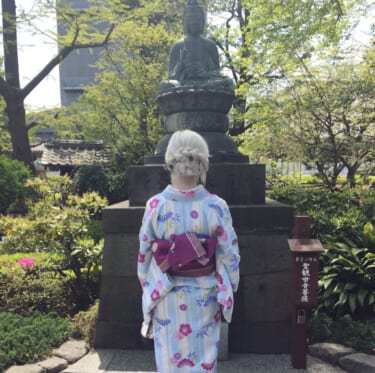 【画像】白人「これが日本の伝統衣装なのね！着てみるわ！」