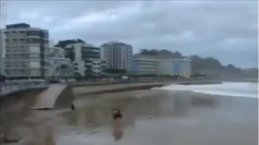 【動画】津波を舐めた水着ギャル、案の定流されてしまうｗｗｗｗｗｗｗｗｗ