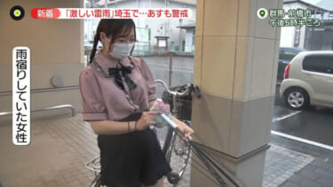 【悲報】マスク美人の制服JKさん、突然の雨に襲われ濡れてしまう