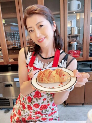 【朗報】人気AV女優さん、破格の料金設定でパン教室を始める