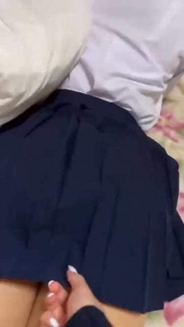 【動画】JKさん、友達にスカートをめくられてパンツ丸見えになってしまうｗｗｗ