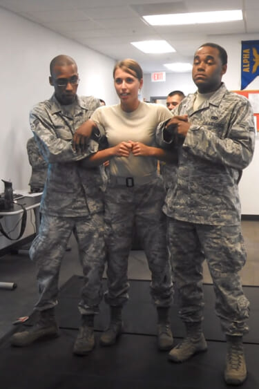 【動画】米軍の女性兵士の電撃訓練エロすぎやろこれｗ