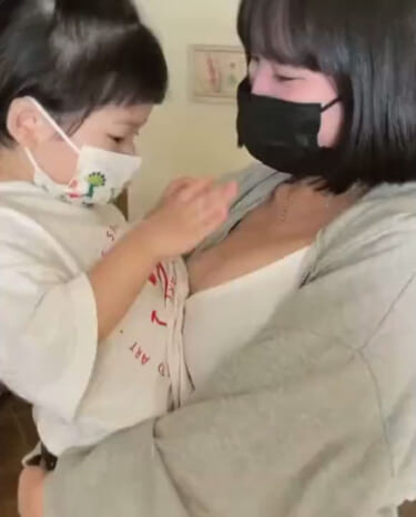 【動画】デカ乳女さん、赤ちゃんの手に感じてしまうｗｗｗｗｗｗｗｗｗｗｗｗｗｗｗｗ
