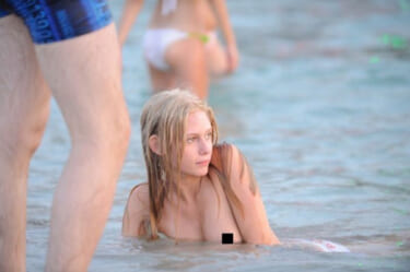 【画像大量】ロシアのビーチに現れた1人のトップレス美女が話題に