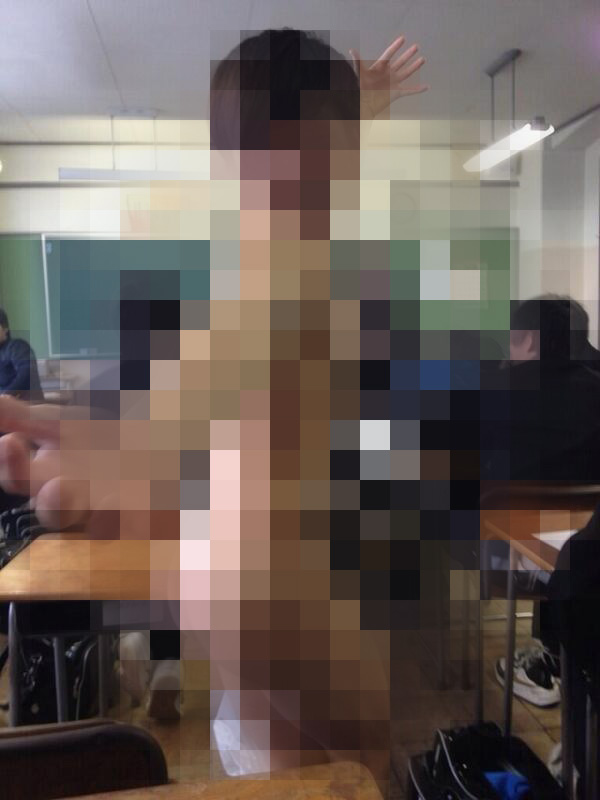 【バカッター速報】ツイッターで先生がいる前で全裸になる高校生【画像あり】