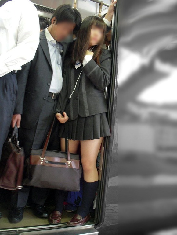 【画像あり】 満員電車の女子高生かわいすぎワロタｗｗｗｗｗ