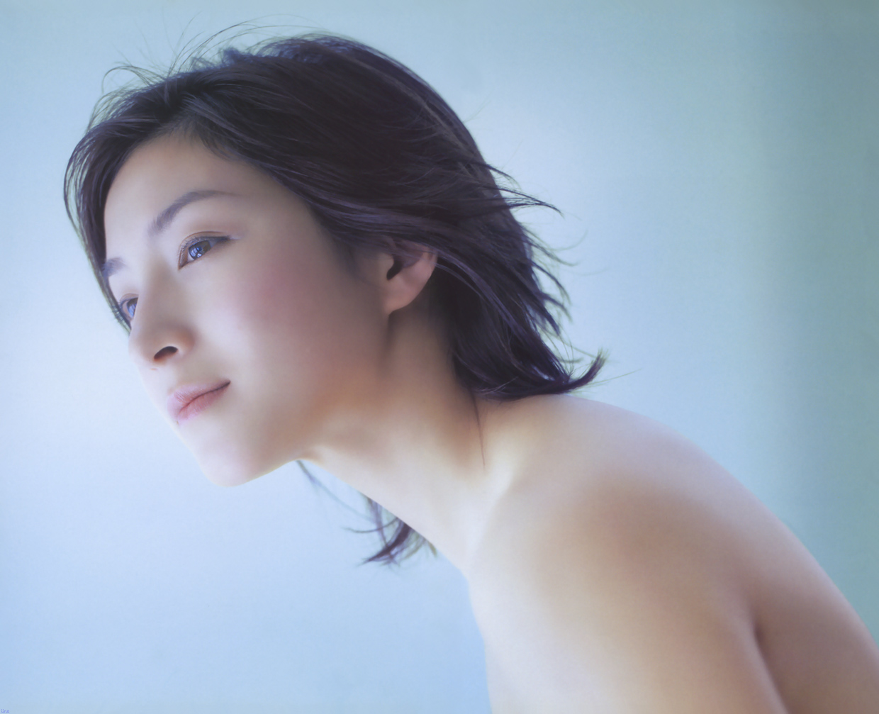 広末涼子(33)お尻に食い込んだＴバックに、乳首がギリギリ隠れる程度の極小ビキニボンデージ姿で愛撫…