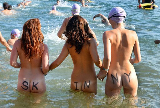 【画像あり】 全裸で海を泳ぐヌード水泳「シドニー・スキニー」開催