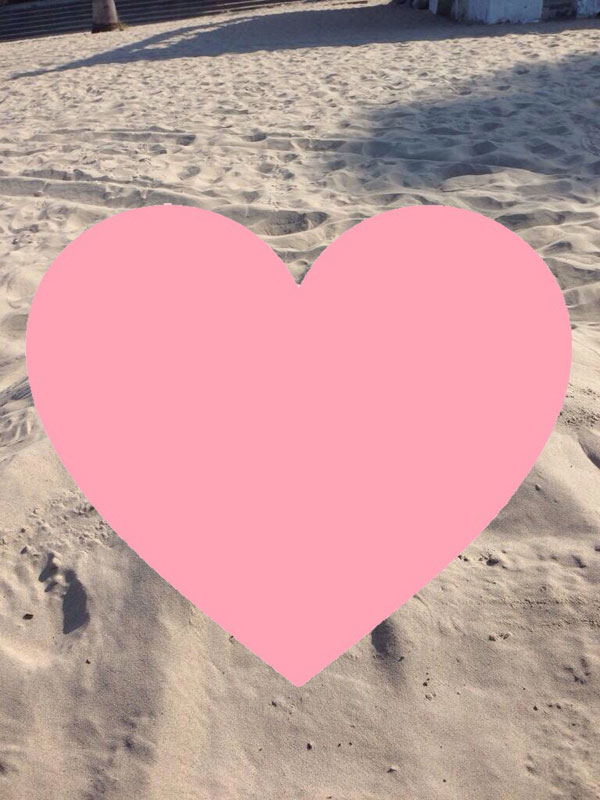 【悲報】海の陽キャ、とんでもない砂遊びをする