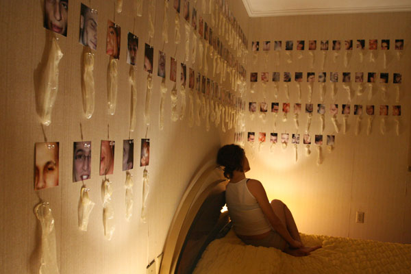 【画像】まんこさん、セックスした全ての男性の射精済みコンドームを部屋に飾る