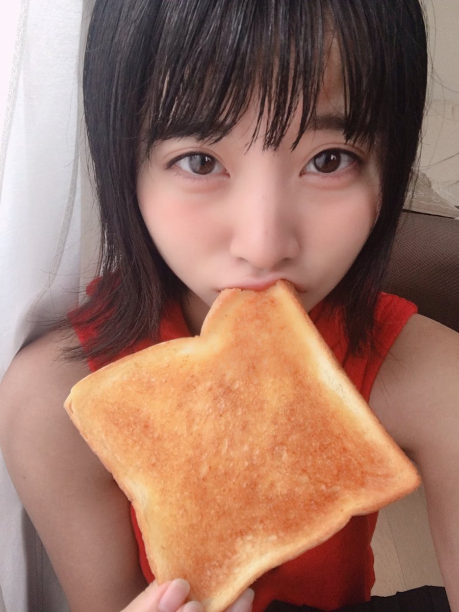 【画像】ミス成蹊候補でライオンズ女子の明石茉弥さん(20)、パンをくわえて写真を撮る　エロいわ　この前はチュッパチャプスをくわえてた