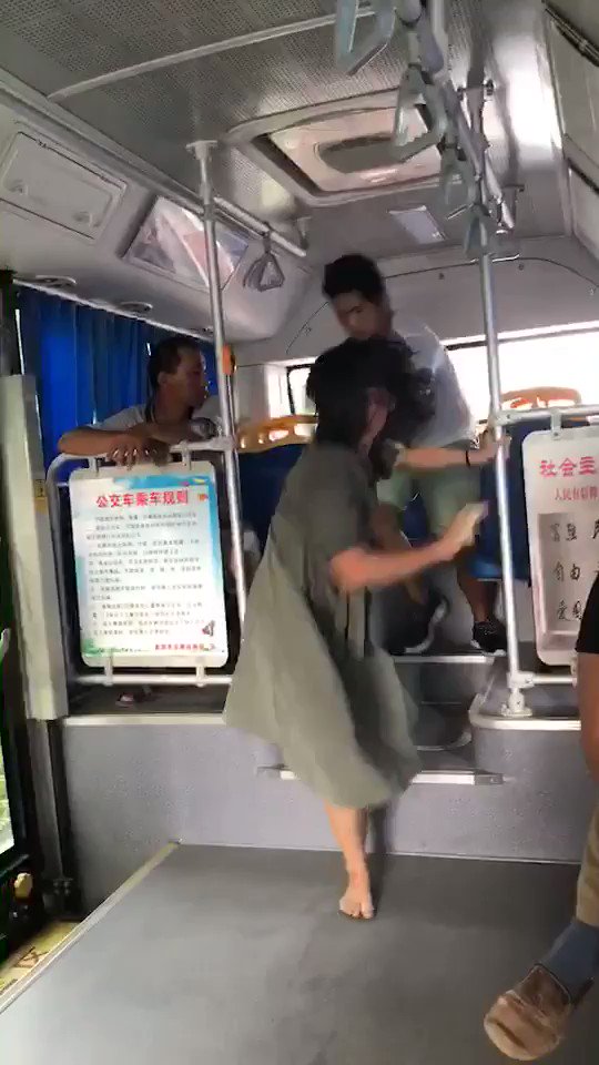 【悲報】中国のバス車内で女性が公開レイプされてしまう（動画あり）