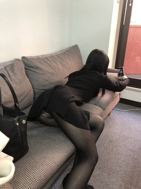 【画像】ソファで自撮りしてる女性、パンチラしてるのに気づかない