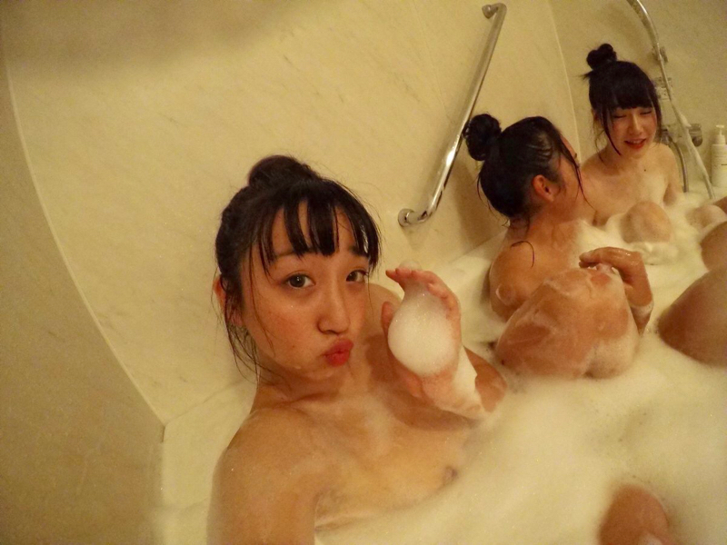 【画像】女子大生さん、入浴中に友達から乳首を撮られてしまう