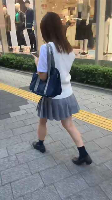 【動画】この制服女子高生の路上パンチラはヤラセ？
