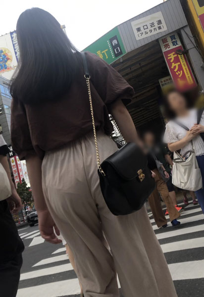 【画像あり】パンツ食い込ませながら街中歩いてる女の子ｗｗｗｗ