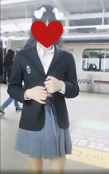 【悲報】制服JKさん、駅のホームでおっぱいを露出してしまう（動画あり）