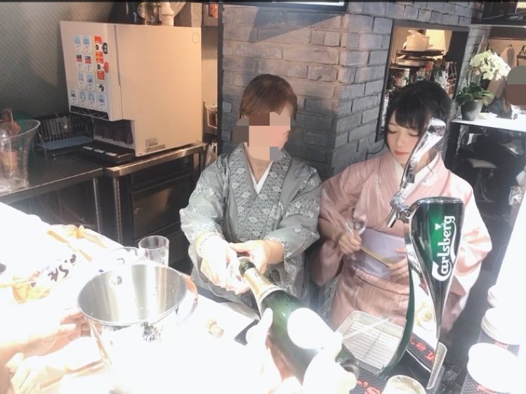 【悲報】AV女優・南梨央奈(26)、本物の母親と一緒にファンとお酒を飲む「激レア親子バーイベント」を開催