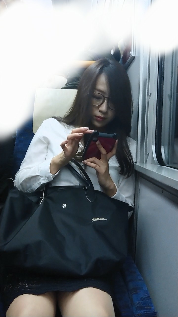 【悲報】エロOLさん、電車でウトウト中に盗撮されてしまう（画像）