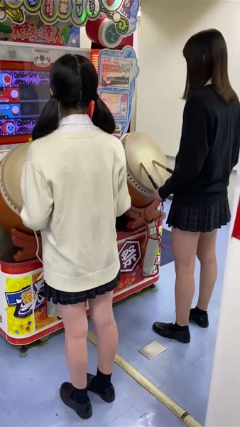 【動画あり】二人組制服JKさん、太鼓の達人プレイ中にパンツを撮られてしまう