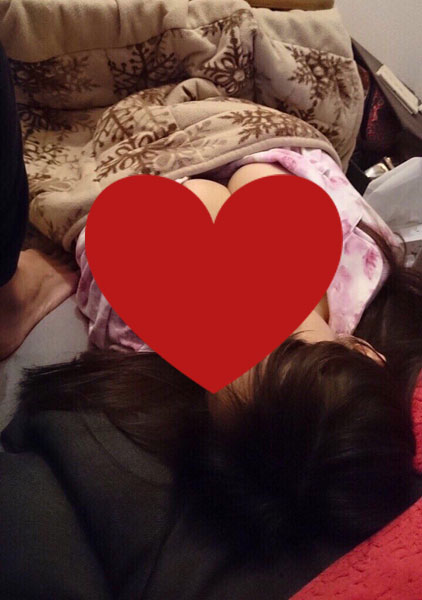 【画像】Twitter「姉ちゃんがオッパイ丸出しでコタツで寝てたw」パシャ