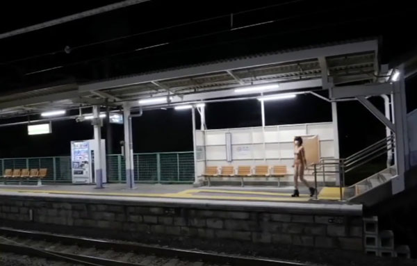 【動画あり】駅に裸の女がいたので通報した