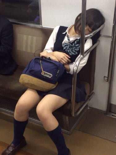 【極画像】女の子、電車の中で寝てしまう