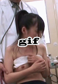 【画像】JKさん、健康診断で貧乳をもまれてしまう