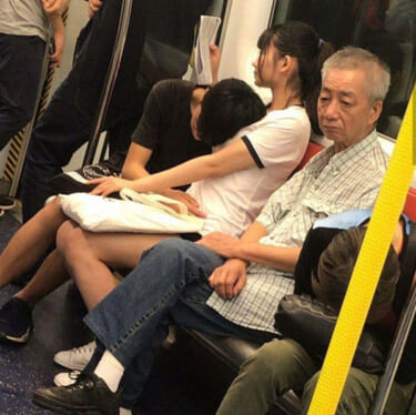 【画像】電車で隣のおっぱい姉ちゃんの乳を枕にする快男児が見つかる