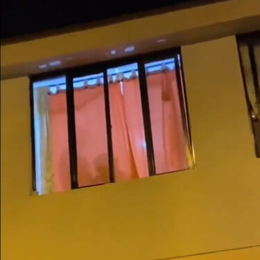 【動画】スペインの陽キャ、隣人のセックスを盛り上げてしまう
