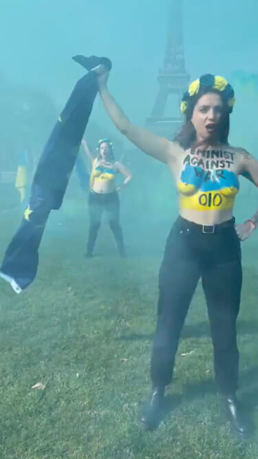 【動画】おっぱい丸出しのクライナ国旗女子たちがロシアに抗議