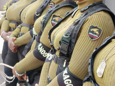 【画像】ドスケベボディのムチムチ女性だけで構成された警備チームが誕生