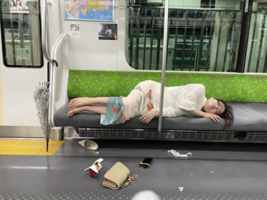 【画像】まんさん、泥酔して電車で寝てしまう