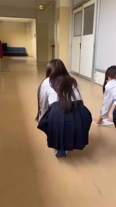 【動画】JKさん、廊下を雑巾がけしてうっかりパンチラしてしまう