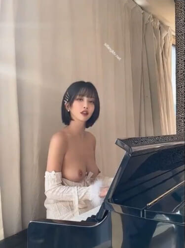 【動画】女さん、お乳丸出しでピアノを弾いてしまう