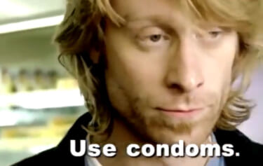 【悲報】英国の避妊具CMが酷い、スーパーで騒ぐガキ→困り果てる親→「use condom」