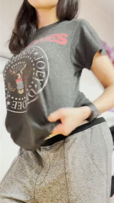 【動画】美少女JK(シャツをたくしあげ、オッパイプルン！)