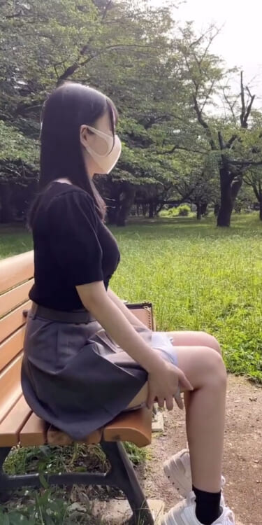 【朗報】スレンダー美脚女子大生さん、公園でパンツを脱いでしまう