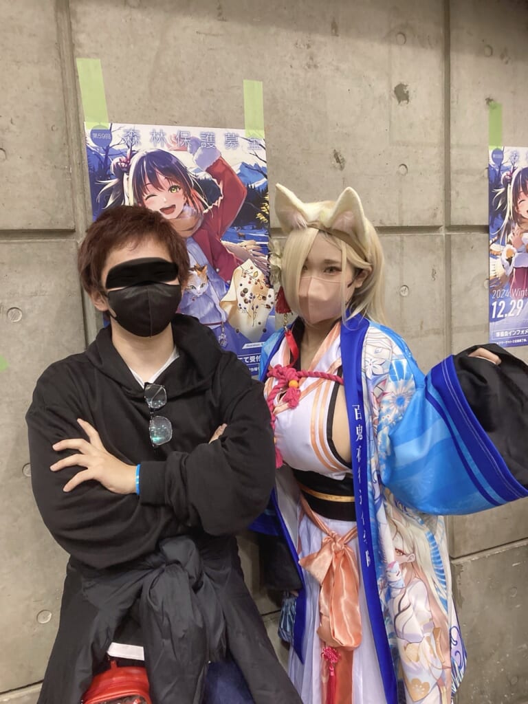 【画像】 コミケでエ□いコスプレイヤーいたからツーショット写真撮らせてもらった