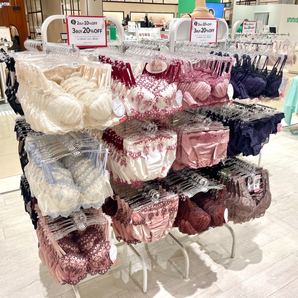 【画像】女性用下着売り場って芸術だよな、圧巻の光景がこちら